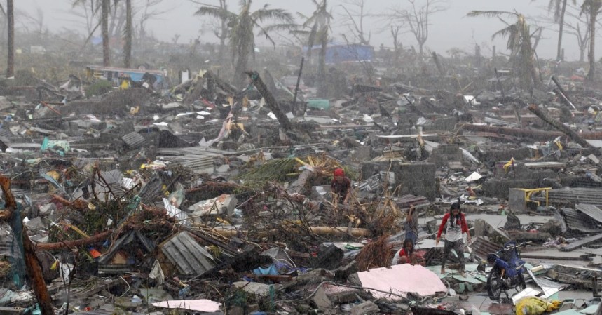 10nov2013---moradores-procuram-por-pertences-neste-domingo-10-apos-passagem-do-supertufao-hayan-na-cidade-de-tacloban-provincia-de-leyte-filipinas-o-tufao-haiyan-uma-das-tempestades-mais-fortes-1384059037547_956x500