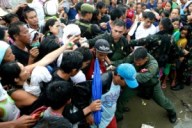 12nov2013---sobreviventes-do-tufao-haiyan-se-acotovelam-para-conseguir-uma-chance-de-embarcar-em-aviao-de-transporte-militar-c-130-em-tacloban-regiao-central-das-filipinas-nesta-terca-feira-12-1384228867663_300x200