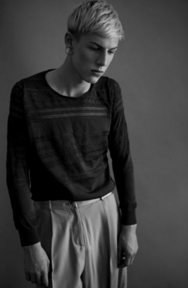 Repare nos ombros caídos, olhar cabisbaixo, coluna arqueada.