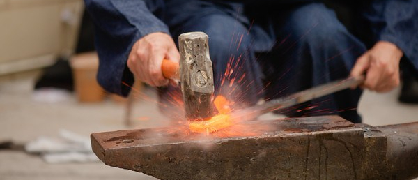 kikuichi-knife-forging-topper