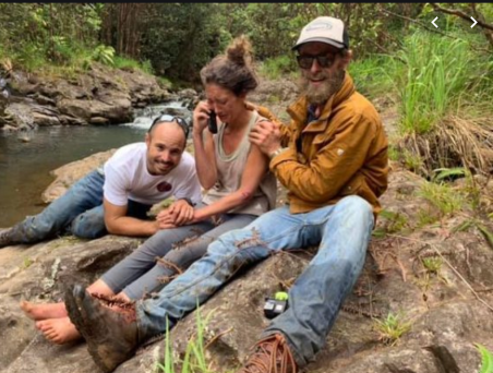 Amanda com seus resgatistas.png